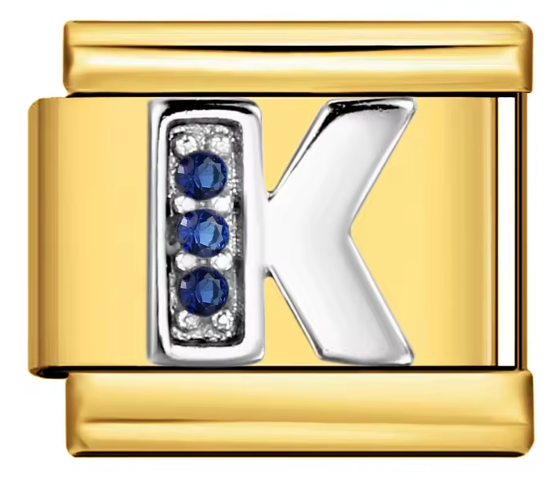 Letra K Plateada con Brillos Azules sobre charm Dorado
