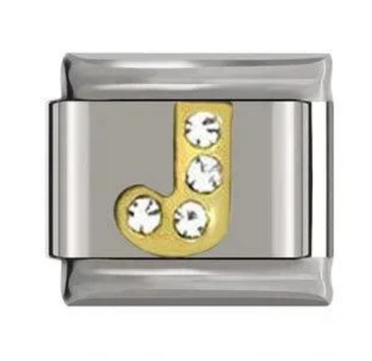 Letra J dorado con piedras sobre charm plateado