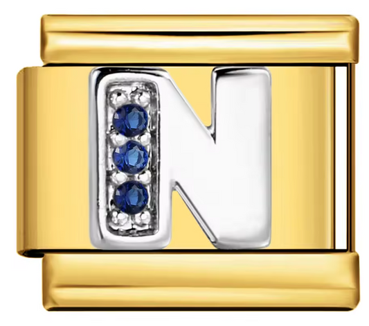Letra N Plateada con Brillos Azules sobre charm Dorado