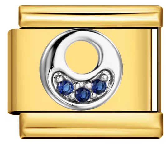 Letra O Plateada con Brillos Azules sobre charm Dorado