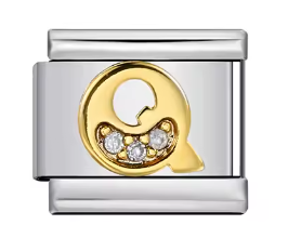 Letra Q dorada con piedras sobre charm plateado