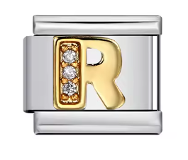 Letra R dorada con piedras sobre charm plateado