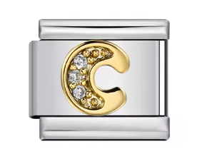 Letra C dorada con piedras sobre charm plateado