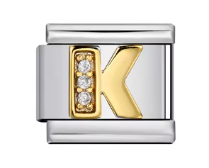 Letra K dorada con piedras sobre charm plateado